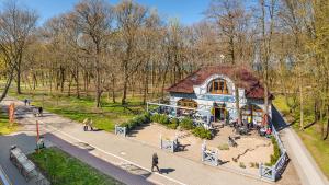 an overhead view of a building in a park at Apartamenty Kurort in Kołobrzeg