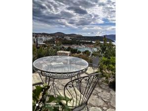 una mesa y sillas en un patio con vistas en John's Guesthouse, en Ksamil