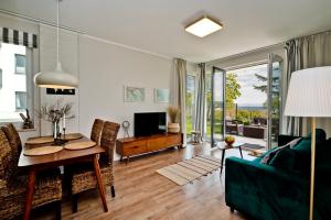 salon z kanapą i stołem w obiekcie BlueApart Apartamenty Nexo w mieście Puck