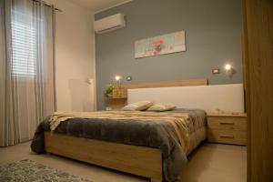 a bedroom with a large bed and a dresser at Appartamento da Ciuruzzo in Trapani +27 photos
