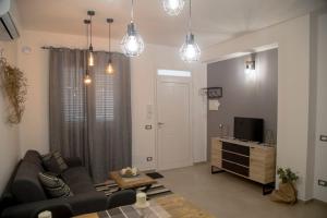 a living room with a couch and a tv at Appartamento da Ciuruzzo in Trapani