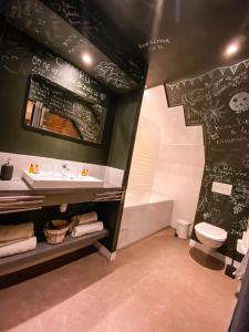 uma casa de banho com um lavatório, um WC e uma banheira em La Tannerie de Montreuil em Montreuil-sur-Mer