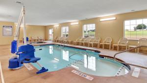 Rouzerville的住宿－Cobblestone Hotel & Suites - Waynesboro，一个带椅子的大型游泳池和一间候机室