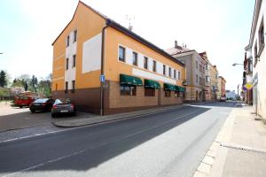 une rue avec un bâtiment sur le côté de la route dans l'établissement Hotel Classic, à Nový Bydžov