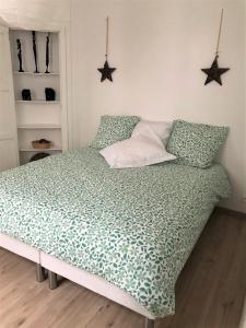 uma cama num quarto com estrelas na parede em La Savane du Donjon em Rouen