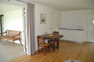 a kitchen and dining room with a table and chairs at Fiddler's Hoorn in Zwaag