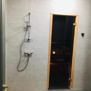 un bagno con doccia con soffione di Splife semi-detached cottage a Kuru Altre 32 foto