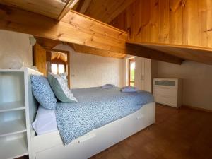 una camera con un letto in una casetta di La Mansardina in centro Asiago ad Asiago