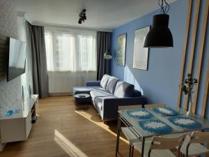Televízia a/alebo spoločenská miestnosť v ubytovaní Baltic Blue Apartament