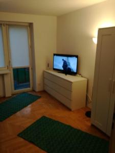 En TV eller et underholdningssystem på Mieszkanie na kołobrzeskiej