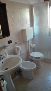 een badkamer met een toilet en een wastafel bij Casa vacanze in Casarano