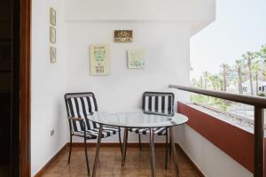 een kleine tafel en 2 stoelen op een balkon bij Melo sur in Playa de las Americas