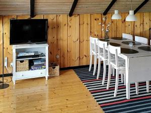 TV a/nebo společenská místnost v ubytování Three-Bedroom Holiday home in Otterup 9