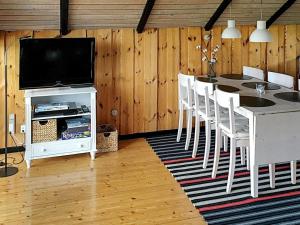 オテルプにあるThree-Bedroom Holiday home in Otterup 9のキッチン(テーブル、椅子、テレビ付)