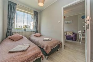 Gulta vai gultas numurā naktsmītnē Apartament LUX