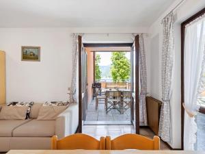 uma sala de estar com um sofá e uma mesa em In the centre of Molina di Ledro em Ledro