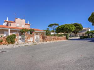 una calle frente a una casa con una valla en Beautiful Holiday Home in Vilamoura with Private Pool en Vilamoura