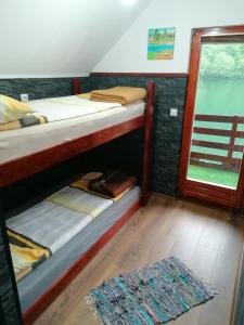 En eller flere køjesenge i et værelse på Jajce,Plivsko jezero