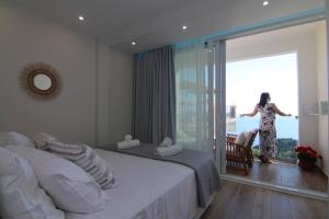 Postel nebo postele na pokoji v ubytování Lakones Deluxe Suites