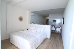 Postel nebo postele na pokoji v ubytování Lakones Deluxe Suites