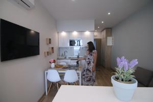 Kuchyň nebo kuchyňský kout v ubytování Lakones Deluxe Suites