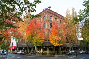 ein Gebäude mit bunten Bäumen davor in der Unterkunft McMenamins Hotel Oregon in McMinnville