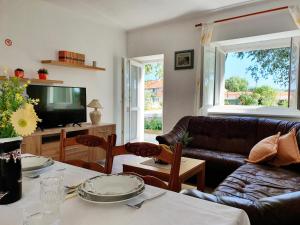 TV a/nebo společenská místnost v ubytování Village House Fafarinka - close to Krka National Park