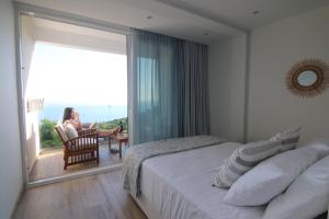 Postel nebo postele na pokoji v ubytování Lakones Deluxe Suites