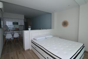 Postel nebo postele na pokoji v ubytování Lakones Deluxe Suites