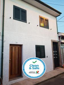 a building with a sign that says clean and safe at Vitoria Douro in Vila Nova de Gaia