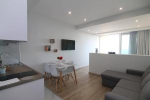 TV a/nebo společenská místnost v ubytování Lakones Deluxe Suites