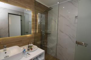 Koupelna v ubytování Lakones Deluxe Suites