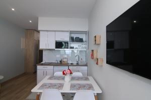 Kuchyň nebo kuchyňský kout v ubytování Lakones Deluxe Suites