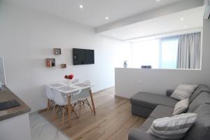 TV a/nebo společenská místnost v ubytování Lakones Deluxe Suites