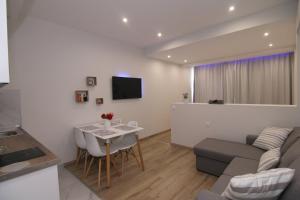 TV a/nebo společenská místnost v ubytování Lakones Deluxe Suites