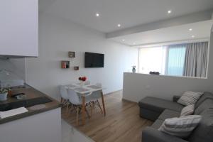 TV a/nebo společenská místnost v ubytování Lakones Deluxe Suites