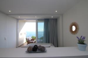 Postel nebo postele na pokoji v ubytování Lakones Deluxe Suites