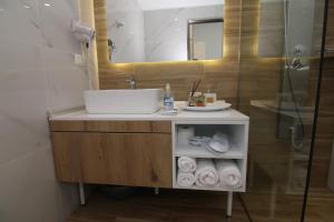 Koupelna v ubytování Lakones Deluxe Suites + 37 fotografií
