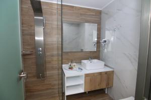 Koupelna v ubytování Lakones Deluxe Suites