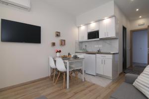 Kuchyň nebo kuchyňský kout v ubytování Lakones Deluxe Suites