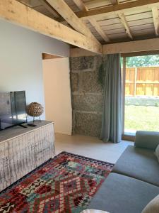 Uma TV ou centro de entretenimento em Villa Margaridi
