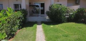 a house with a lawn in front of the front yard at FamilyConfort Saidia in Saïdia