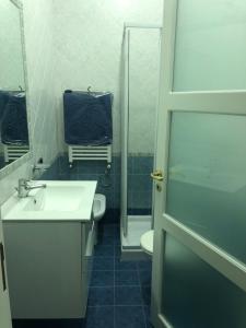 un bagno con lavandino, WC e doccia di CIKO HOME a Napoli