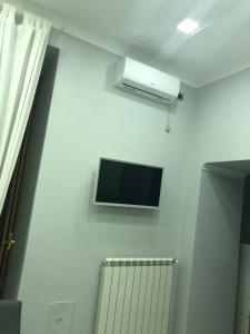 una camera con TV a parete e radiatore di CIKO HOME a Napoli