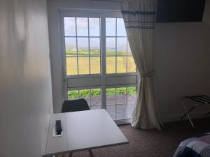 Un televizor și/sau centru de divertisment la Skellig Port Accomodation - Sea View Rooms Ensuite
