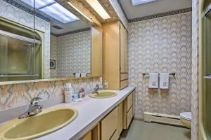 Bilik mandi di 12 Mi to Mt Holiday Traverse City Home with Deck! +26 gambar