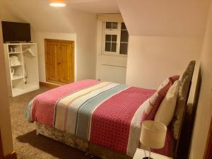 Un pat sau paturi într-o cameră la Skellig Port Accomodation - Sea View Rooms Ensuite