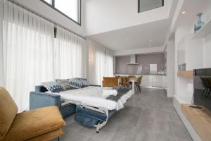 Postel nebo postele na pokoji v ubytování 205 Luxury Gran Villa - Alicante Holiday + 21 fotografií