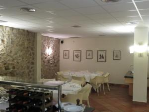 a dining room with white tables and chairs at Hotel Santa Anna in L'Estartit