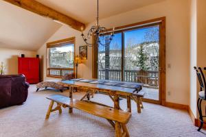 uma sala de estar com uma mesa e uma grande janela em 3Br Townhome With Mountain Views & Garage townhouse em Crested Butte